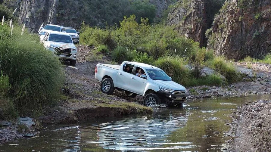 Sendero off-road en los Andes mendocinos
