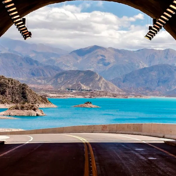 Potrerillos, lago y montañas